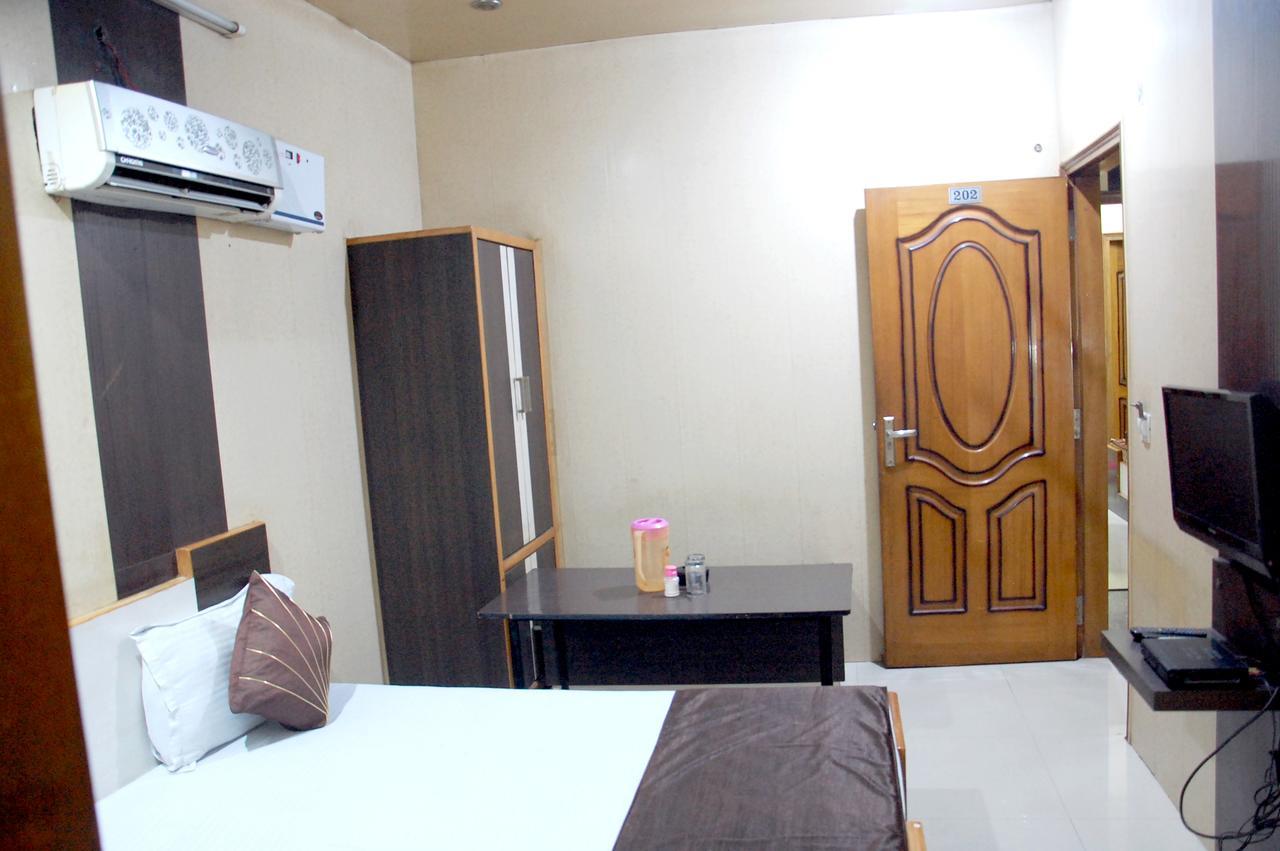 Malik Residency Hotel Hisar Bagian luar foto