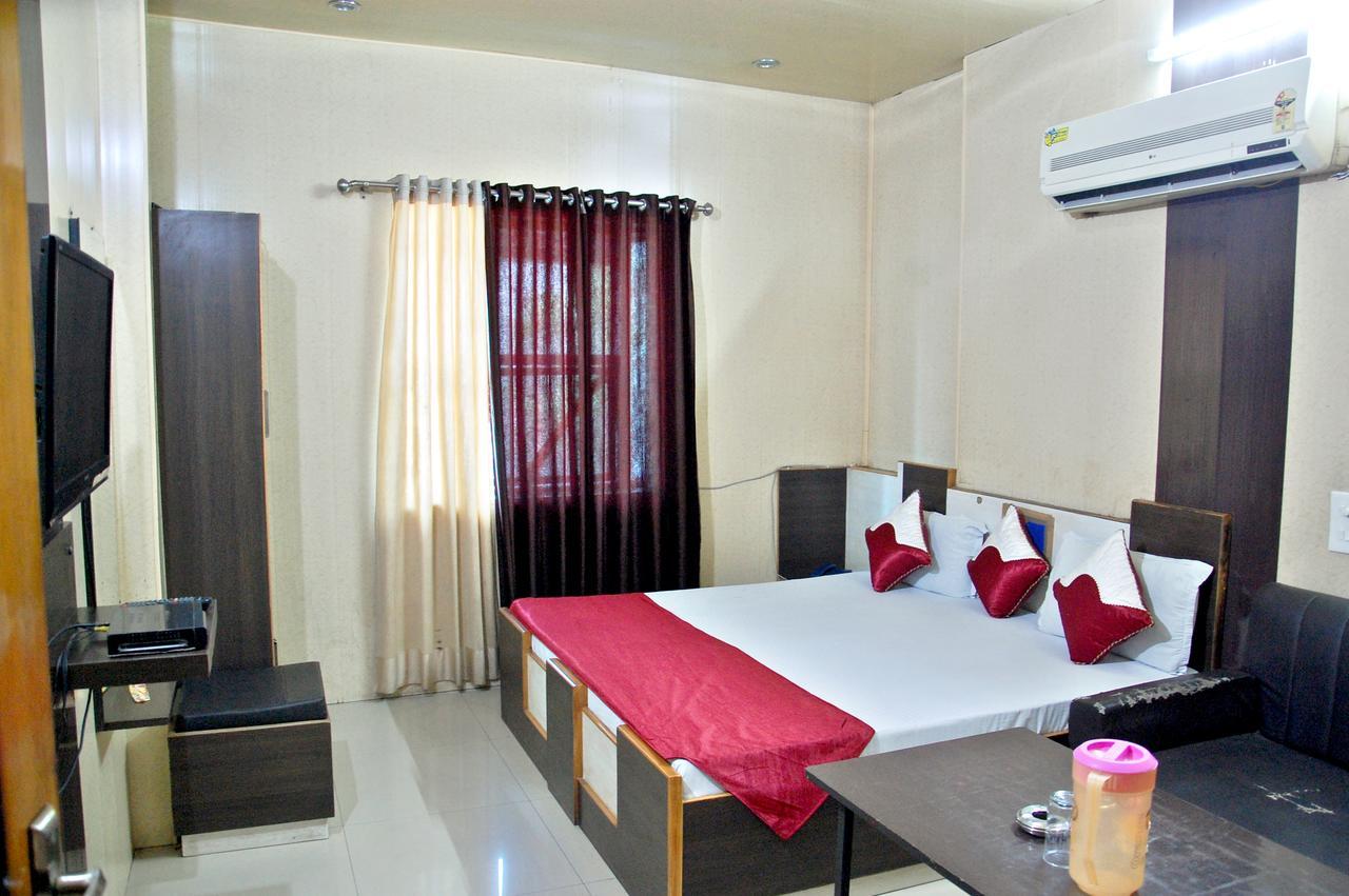 Malik Residency Hotel Hisar Bagian luar foto