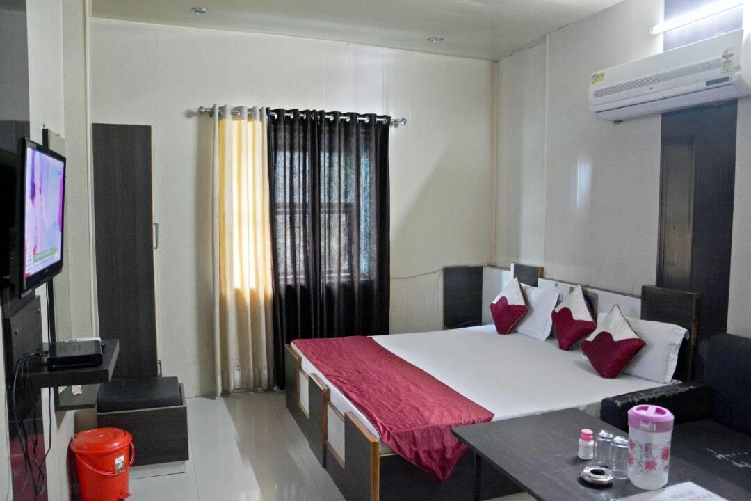 Malik Residency Hotel Hisar Bagian luar foto