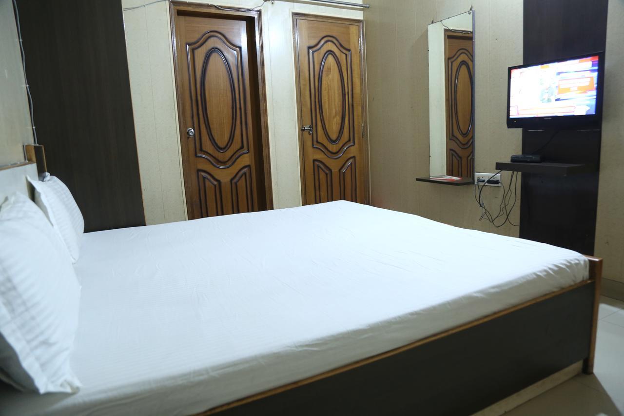 Malik Residency Hotel Hisar Bagian luar foto