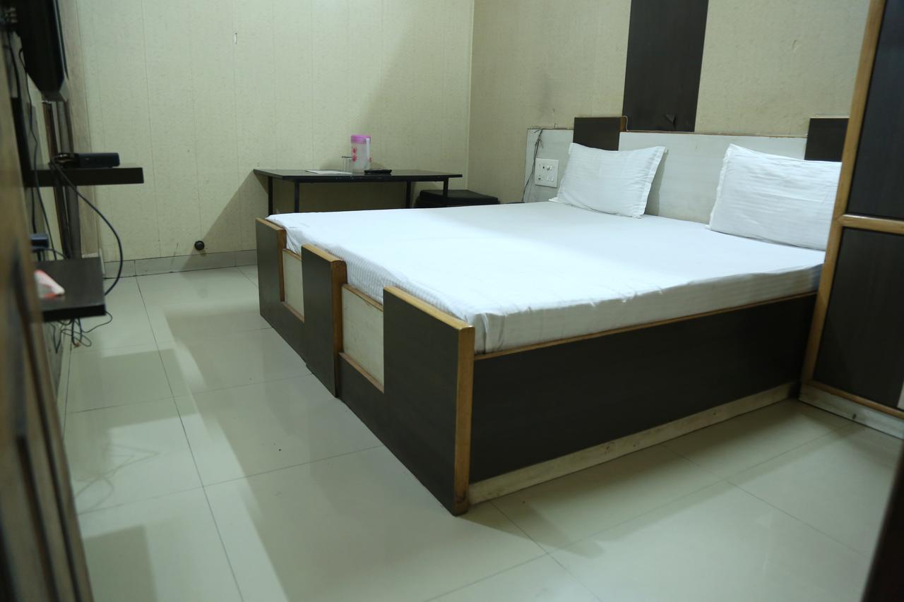 Malik Residency Hotel Hisar Bagian luar foto