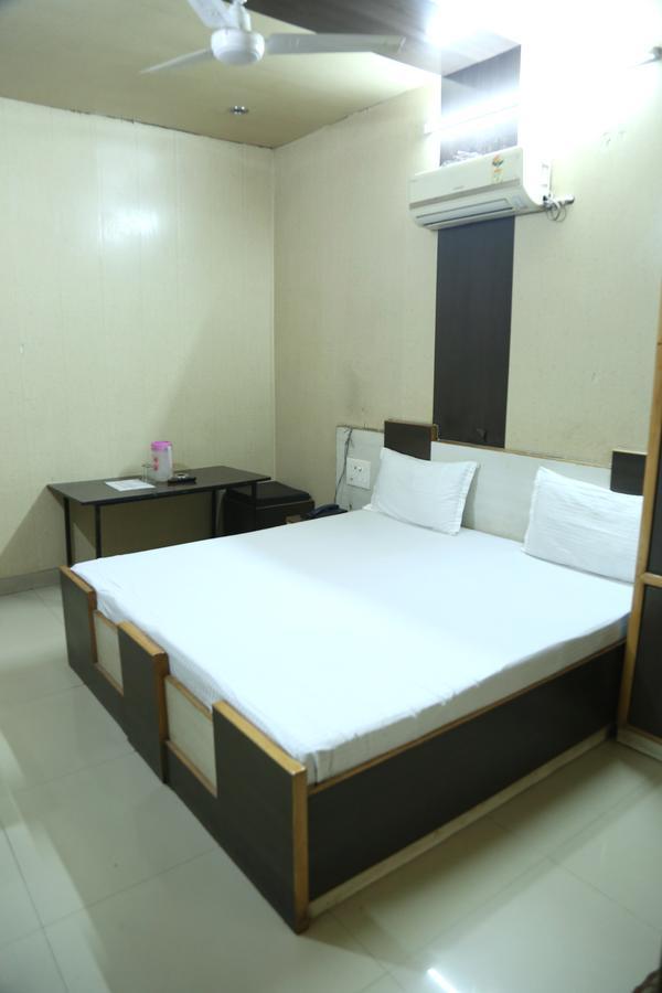 Malik Residency Hotel Hisar Bagian luar foto