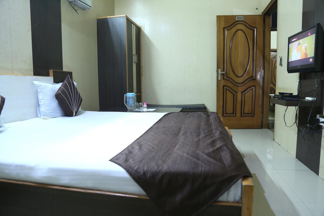 Malik Residency Hotel Hisar Bagian luar foto