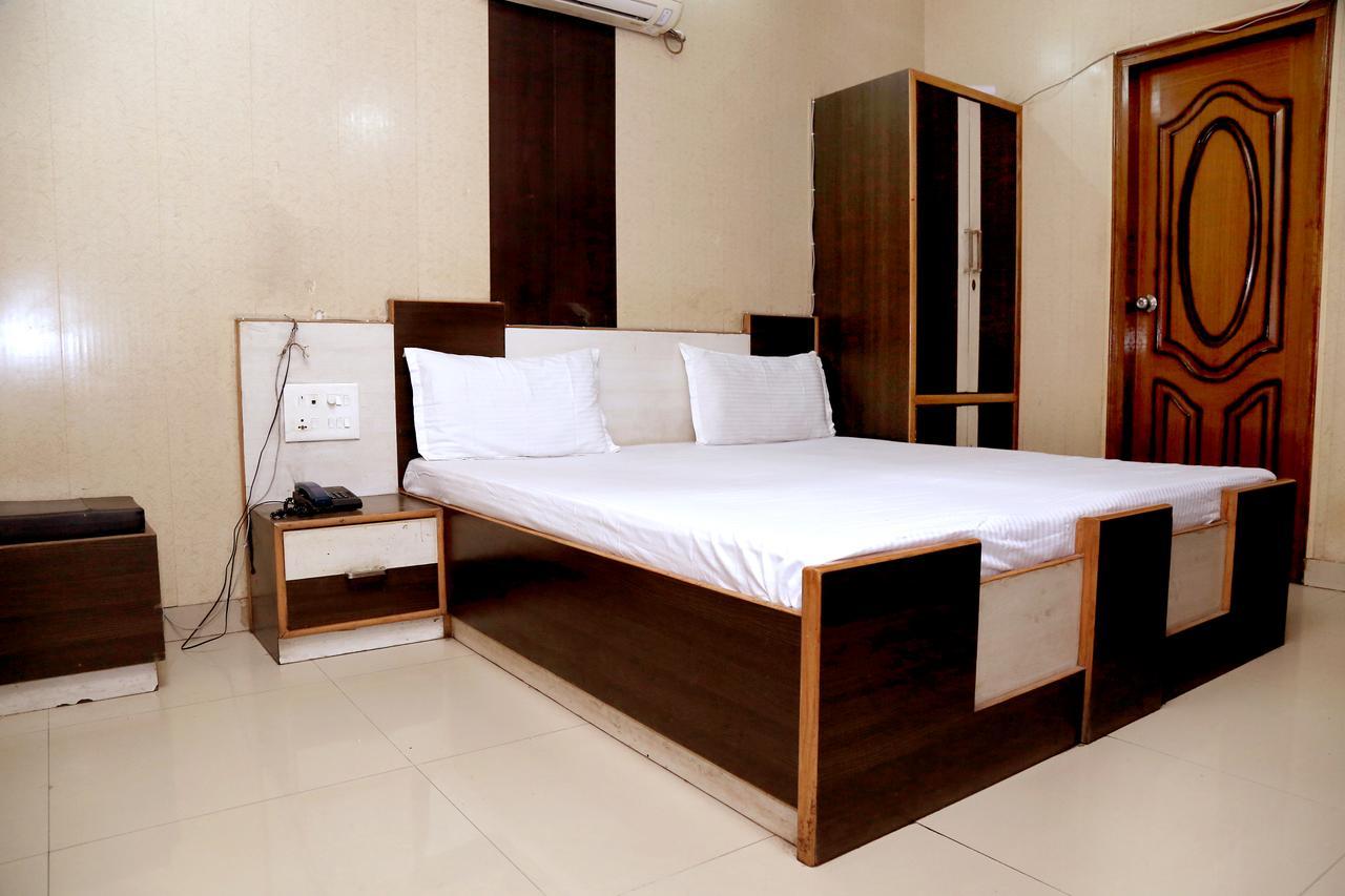 Malik Residency Hotel Hisar Bagian luar foto