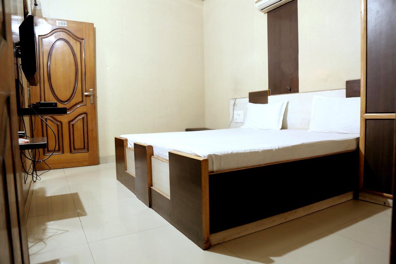 Malik Residency Hotel Hisar Bagian luar foto